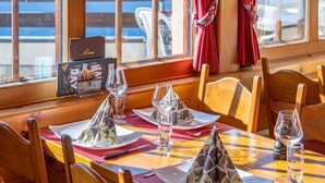 Un tavolo da pranzo apparecchiato con piatti, bicchieri e un menu.
