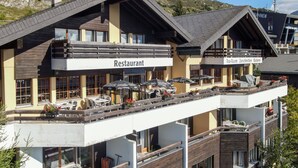 Un ristorante con posti a sedere all'aperto e una sala da tè.