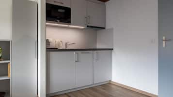 Fridge, cookware/dishes/utensils