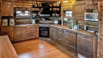 KĂŒhlschrank, Mikrowelle, GeschirrspĂŒler, Kochgeschirr/Geschirr/Besteck