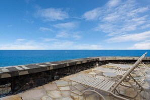Terrace/patio - 🍍Oceanfront Condo & Walking Distance to Beach and Town! 🏖 - Hale Kona Kai 207 (Kailua-Kona)