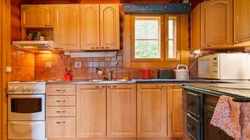 Kühlschrank, Mikrowelle, Kochgeschirr/Geschirr/Besteck