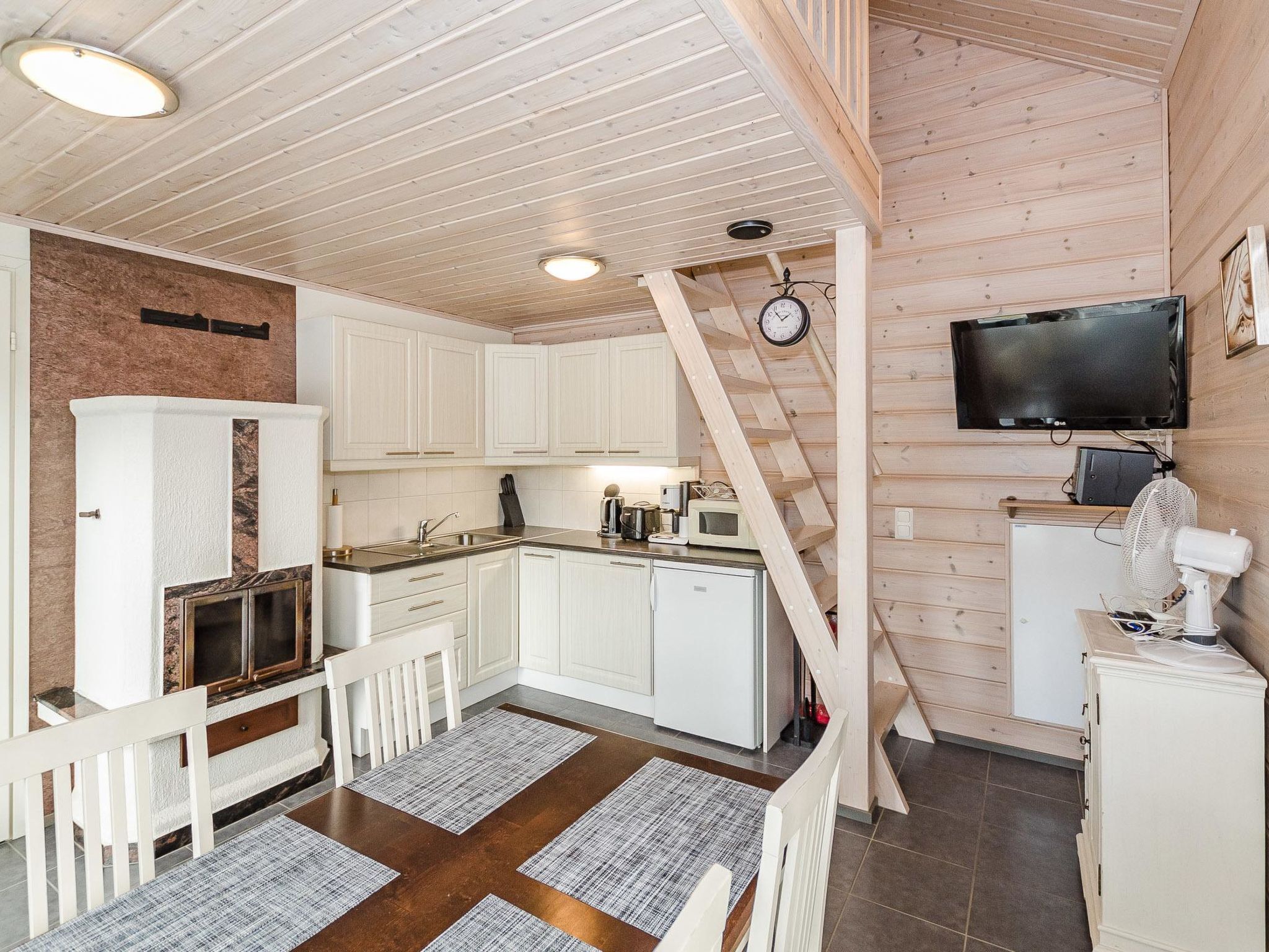 Jääkaappi, mikroaaltouuni, keittoastiat/astiat/ruokailuvälineet