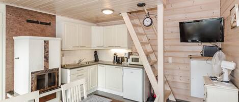 Jääkaappi, mikroaaltouuni, keittoastiat/astiat/ruokailuvälineet