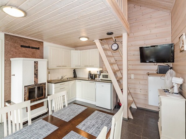 Geladeira, micro-ondas, talheres/pratos/utensílios de cozinha