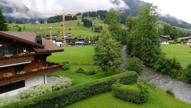 Ein Landhaus mit Balkon und Garten.