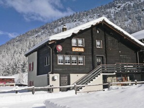 Ein Holzhaus mit einem Schild, auf dem "Talblick" steht, und einer Treppe zum Eingang.