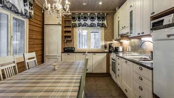 Fridge, microwave, dishwasher, cookware/dishes/utensils