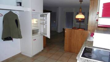 Réfrigérateur, micro-ondes, four