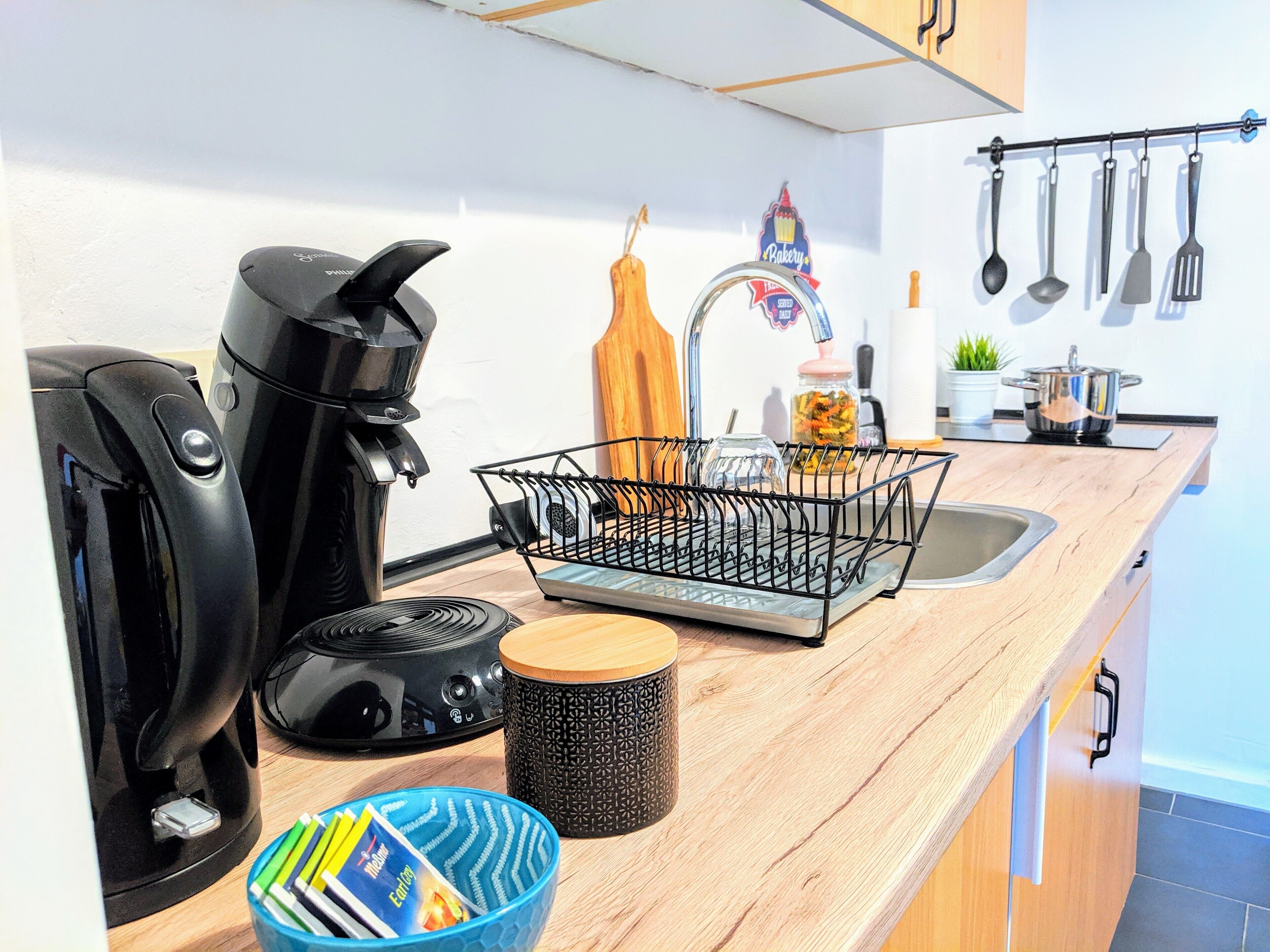 Refrigerador, placa de cocina, cafetera/tetera, tetera/pava eléctrica