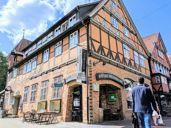 Exterior - Historic LOFT in a prime location - fast Wi-Fi, Netflix, Smart TV, kitchen (Uelzen)