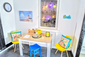 Dining - Historic LOFT in a prime location - fast Wi-Fi, Netflix, Smart TV, kitchen (Uelzen)