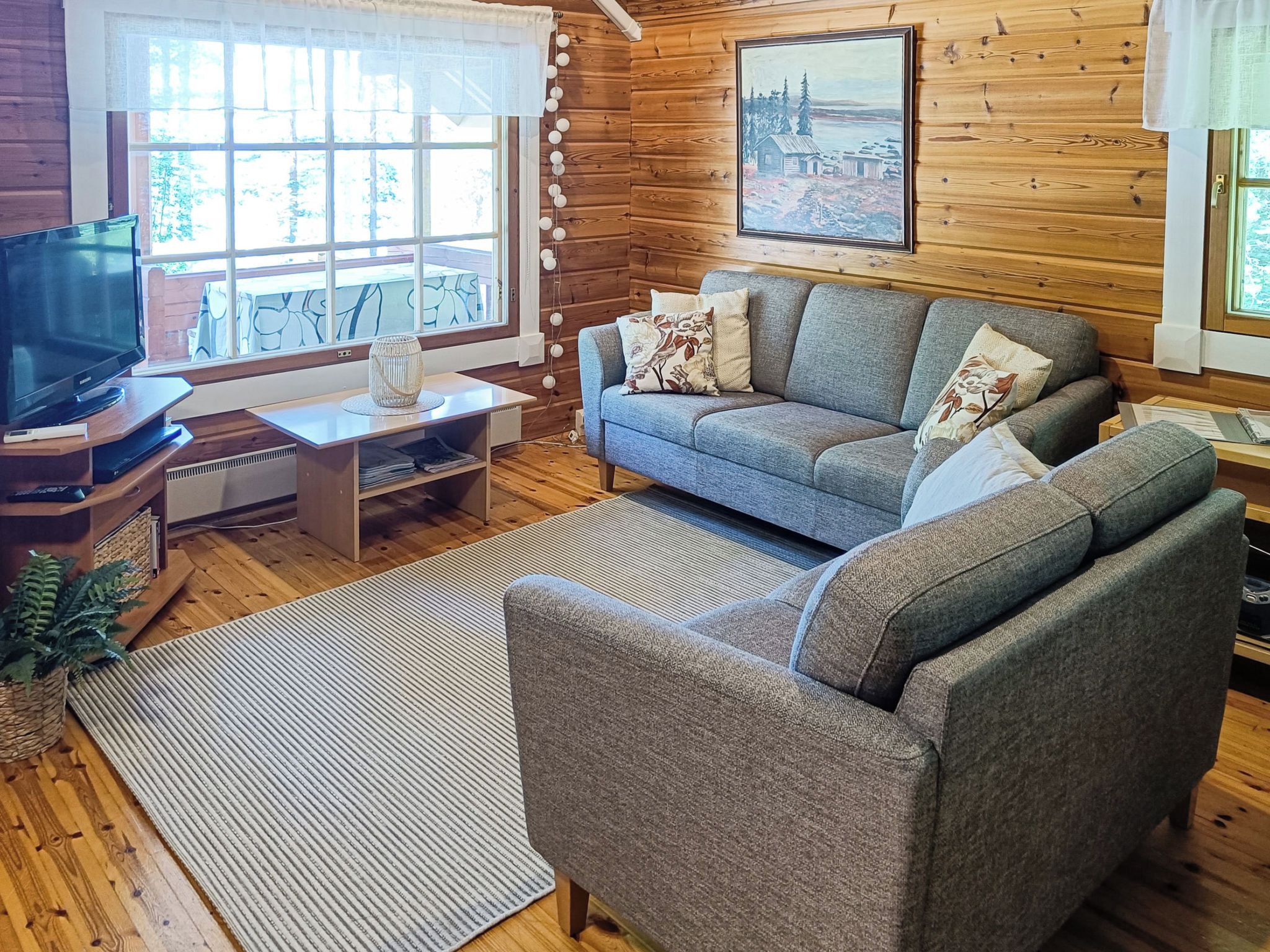 Un salon confortable avec un canapé, une table basse et un téléviseur.
