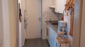 Réfrigérateur, batterie de cuisine, vaisselle et ustensiles