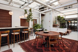 Un interior moderno con una zona de bar, asientos y un amplio ventanal.
