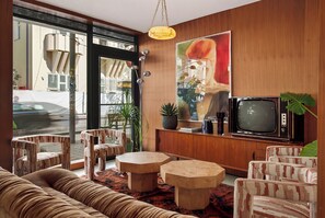 Lobby-lounge