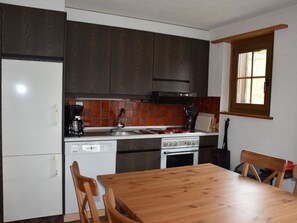 Kühlschrank, Geschirrspüler, Kochgeschirr/Geschirr/Besteck, Esstisch
