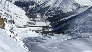 A snow-covered mountain landscape with rugged peaks and a valley. - Apartment Mikado by Interhome (Saas-Fee)