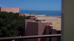 A view of a coastal area with buildings and a clear blue sky. - T2 air-conditioned sea view, WIFI, swimming pool and parking (Sète)
