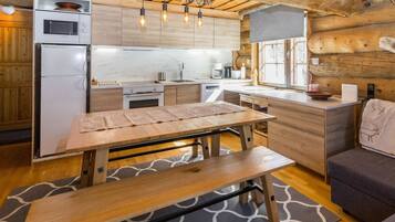 Refrigerador, microondas, lavavajillas, utensilios de cocina