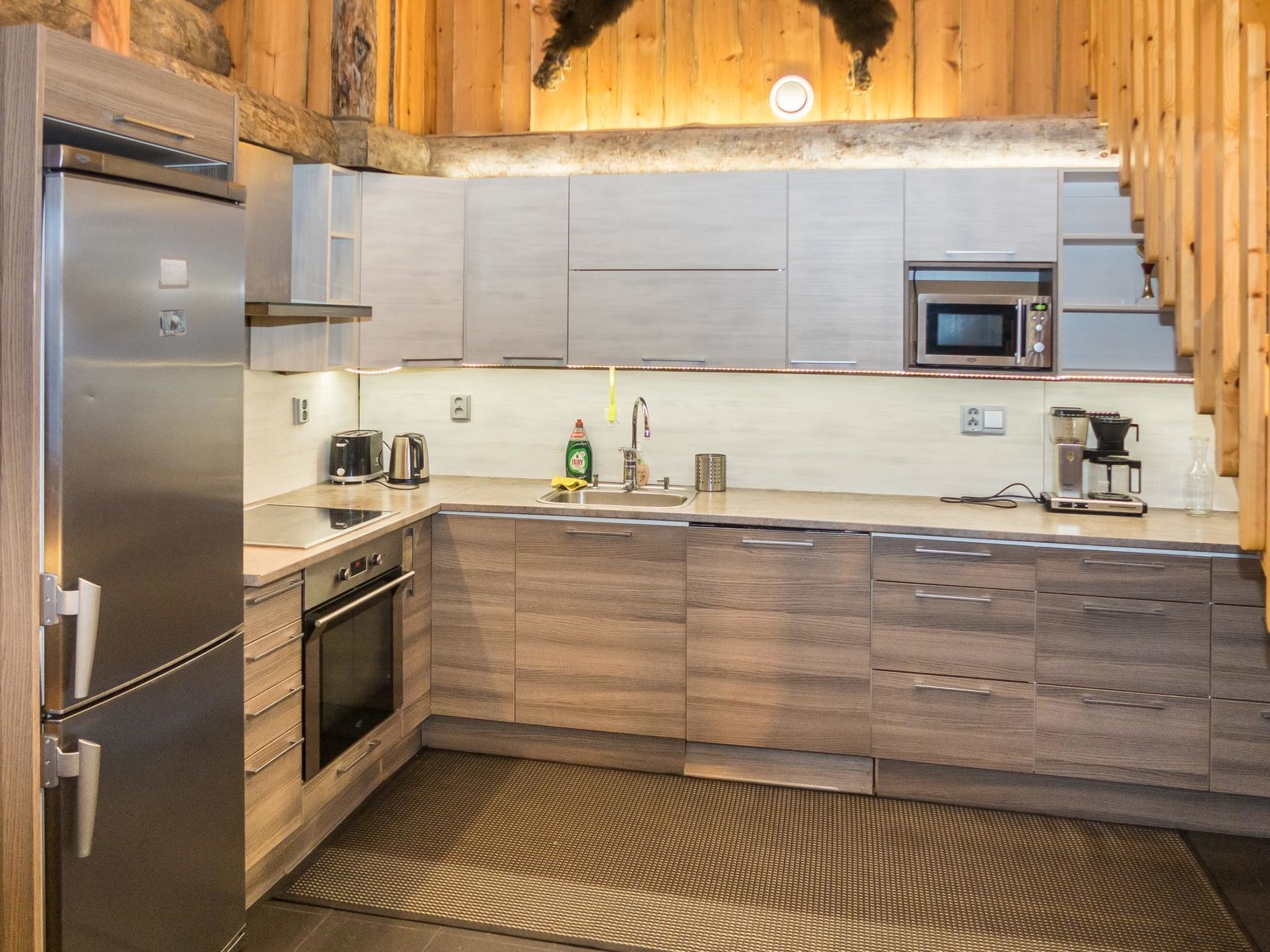 Refrigerador, microondas, lavavajillas y utensilios de cocina 