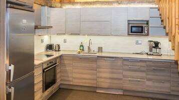 Fridge, microwave, dishwasher, cookware/dishes/utensils