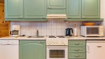 Fridge, microwave, dishwasher, cookware/dishes/utensils