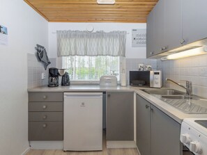 Fridge, microwave, cookware/dishes/utensils - Järvelä by Interhome (Kemijärvi)
