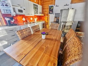Fridge, microwave, dishwasher, cookware/dishes/utensils