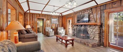 小屋, 多張床, 庭院, 山景 (100) | 起居區 | 壁爐