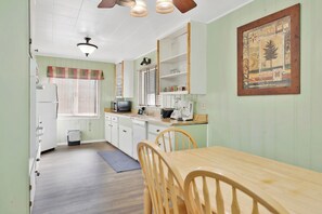 Cabin, Multiple Beds, Patio, Mountain View (100) | Private kitchen
