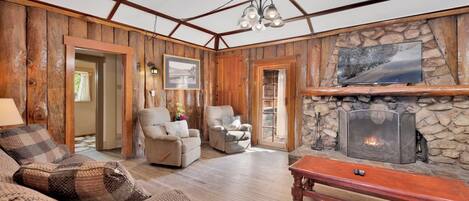 Cabin, Multiple Beds, Patio, Mountain View (100) | Living area