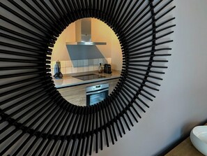 Suite Deluxe, 1 habitación | Cocina privada | Refrigerador con congelador, microondas, horno y parrilla de estufa 