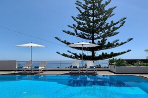 室外游泳池，提供日光浴躺椅