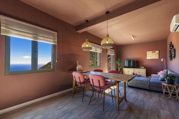 Deluxe Suite, 1 Bedroom | In-room dining