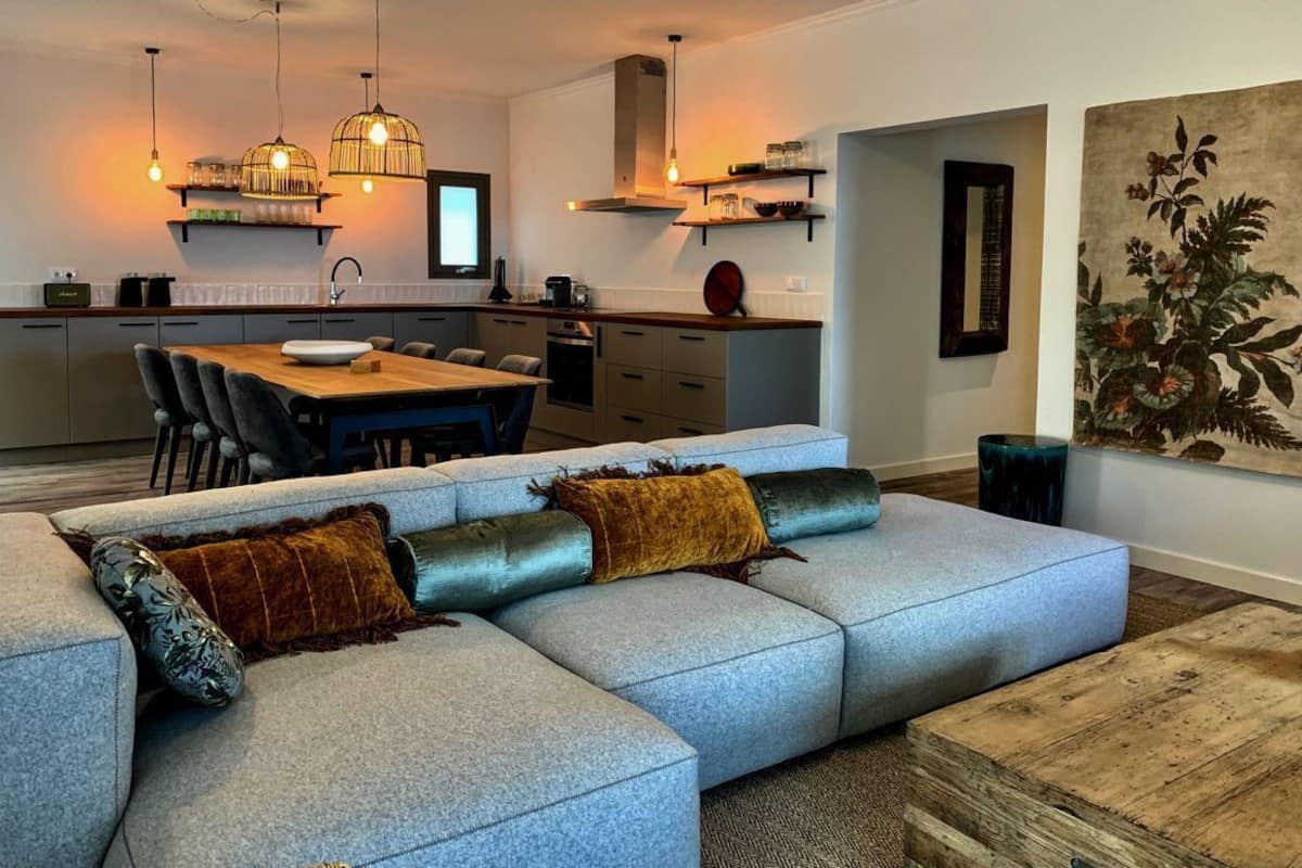 Suite ejecutiva, 2 habitaciones | Zona de estar | Una televisión de pantalla plana