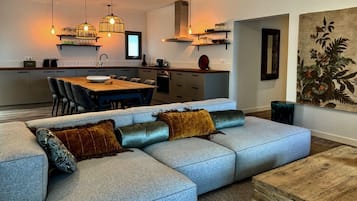 Executive-sviitti, 2 makuuhuonetta | Oleskelualue | Taulutelevisio