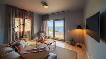 Deluxe-sviitti, 1 makuuhuone | Oleskelualue | Taulutelevisio