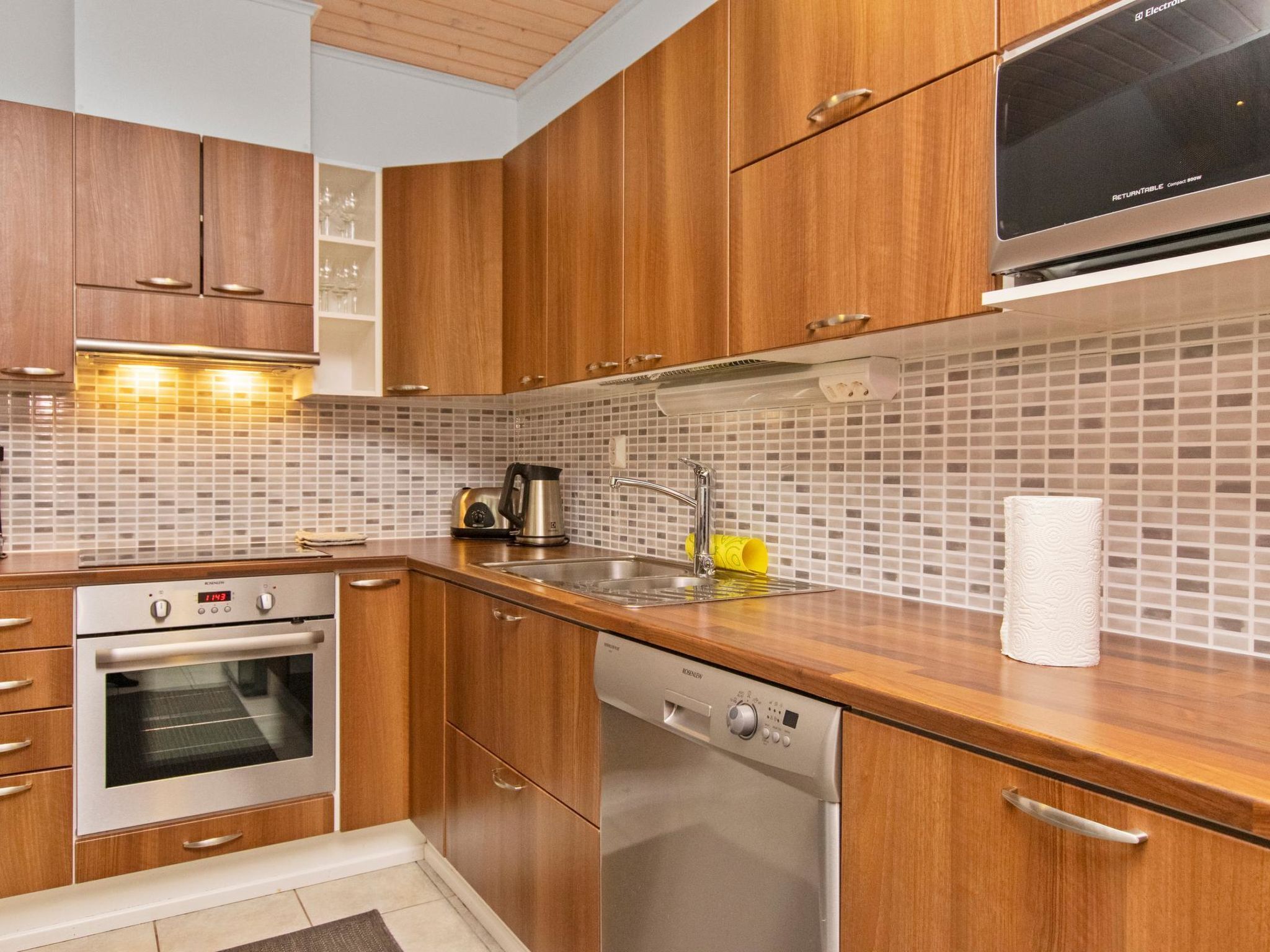 Fridge, microwave, dishwasher, cookware/dishes/utensils