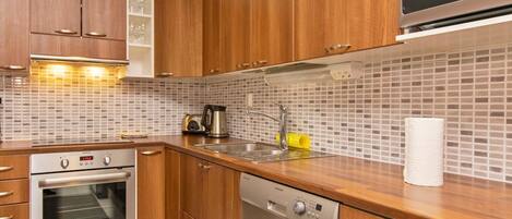 Frigorifero, microonde, lavastoviglie, pentole/stoviglie/utensili