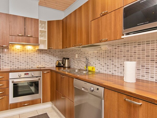 Jääkaappi, mikroaaltouuni, astianpesukone