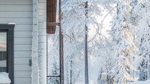 Une maison avec une porte en bois et une boîte aux lettres.