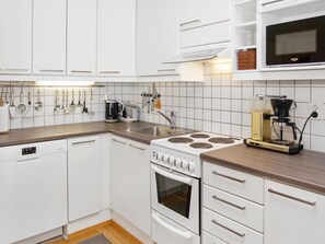 Fridge, microwave, dishwasher, cookware/dishes/utensils - Karhunvartijan linna a2 by Interhome (Kuusamo)