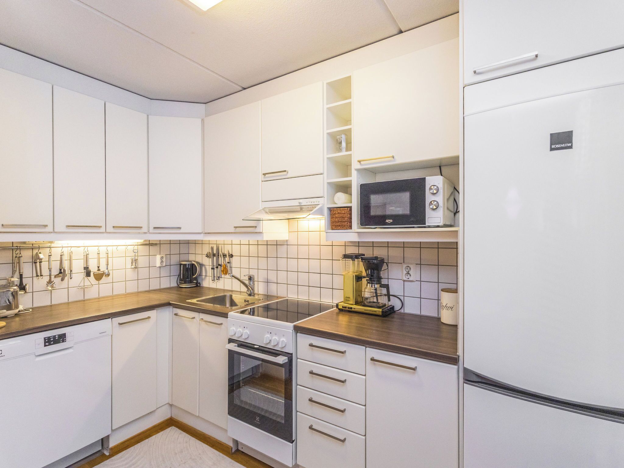 Fridge, microwave, dishwasher, cookware/dishes/utensils