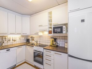 Kühlschrank, Mikrowelle, Geschirrspüler, Kochgeschirr/Geschirr/Besteck