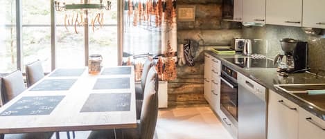 Fridge, microwave, dishwasher, cookware/dishes/utensils