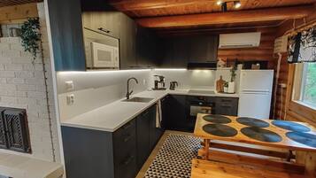 Frigorifero, microonde, lavastoviglie, pentole/stoviglie/utensili