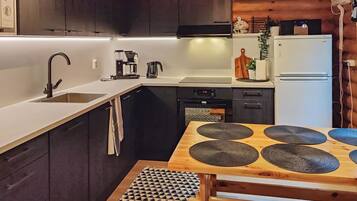 Fridge, microwave, dishwasher, cookware/dishes/utensils