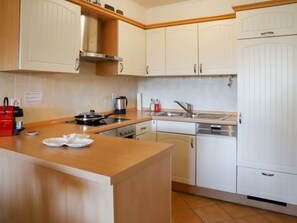 Kühlschrank, Ofen, Geschirrspüler, Kochgeschirr/Geschirr/Besteck