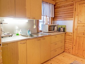 Refrigerador, microondas, utensilios de cocina